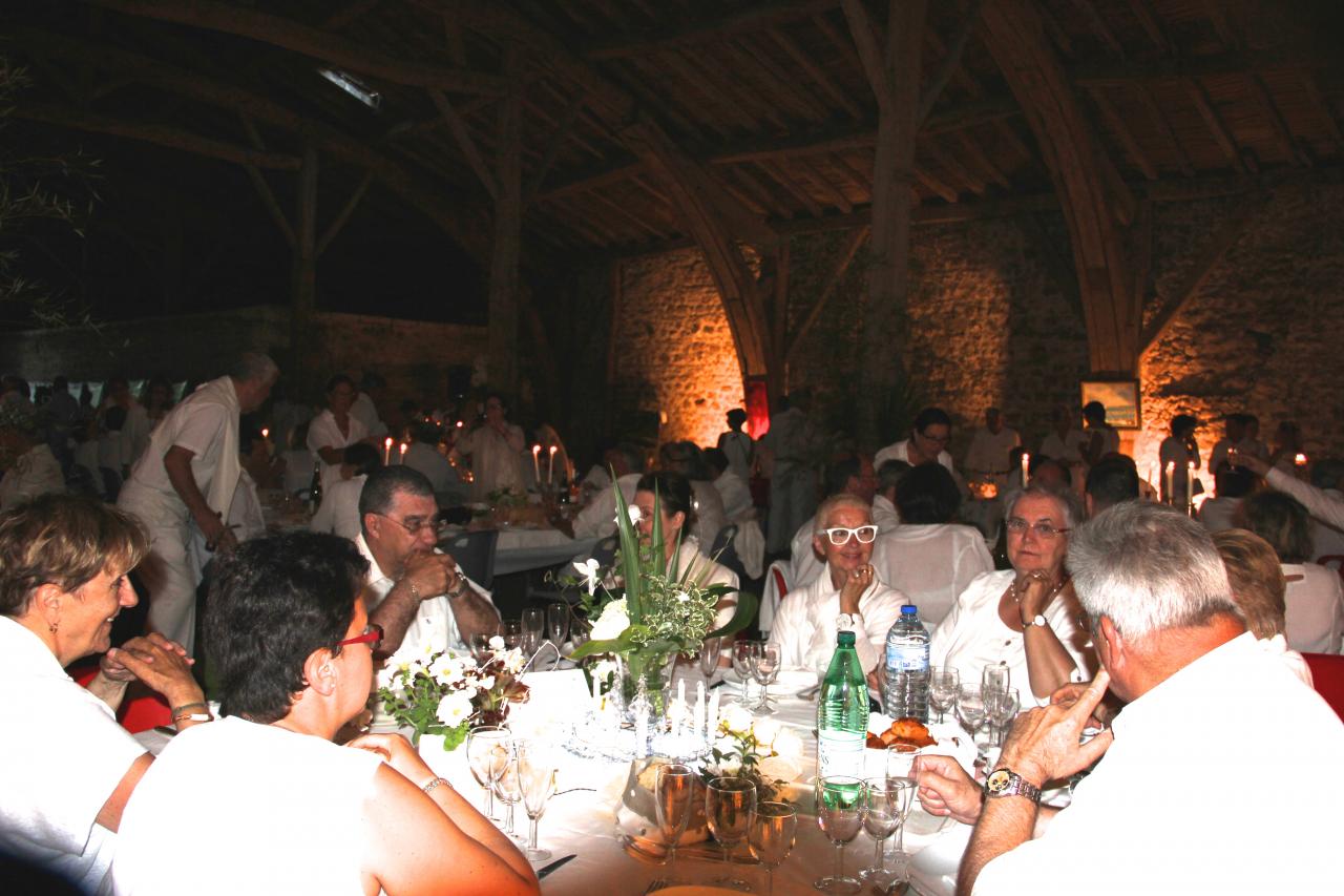 Dîner dans la grange