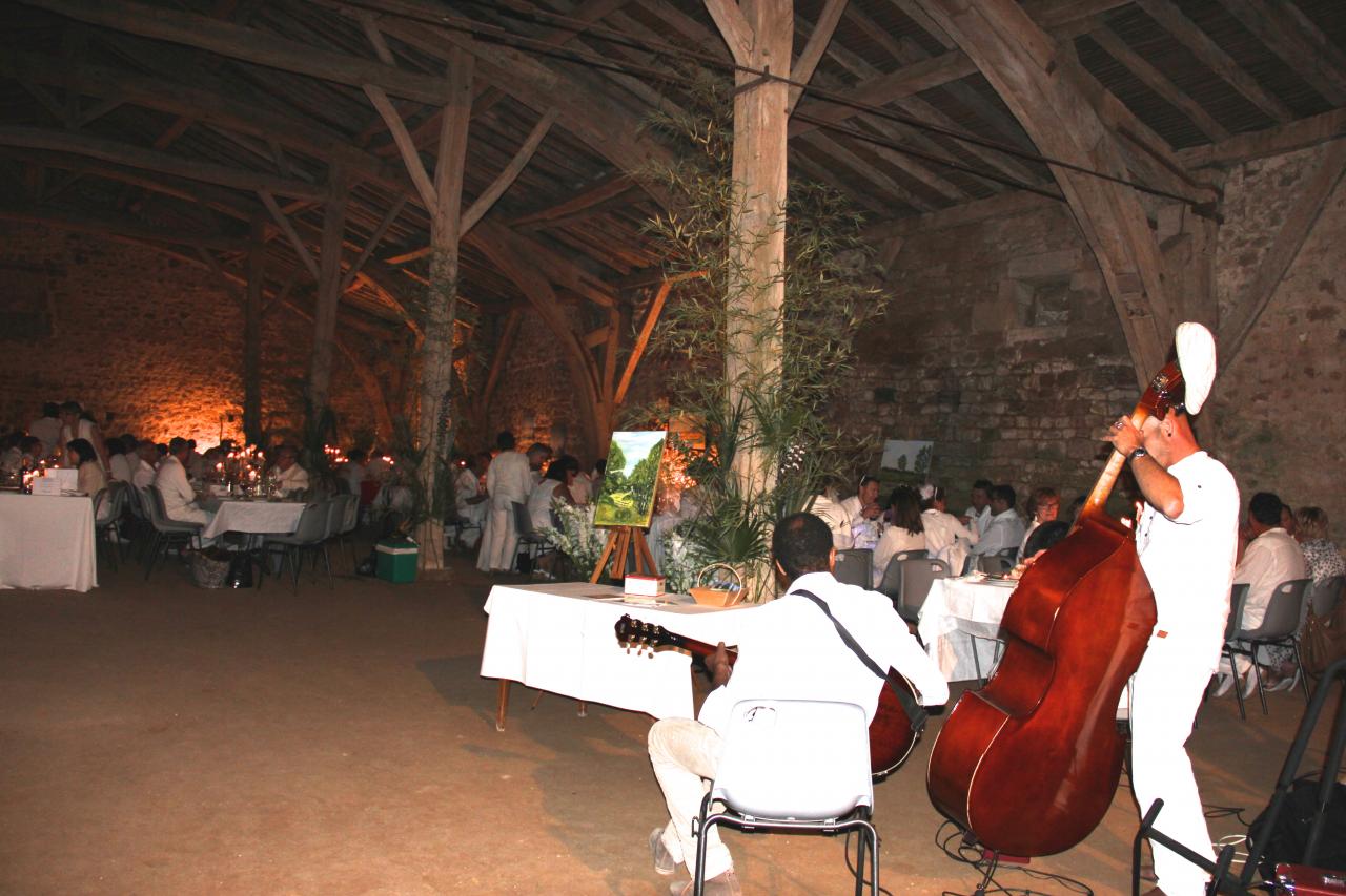 Dîner dans la grange